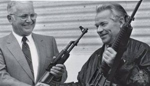 Mikhail Kalachnikov et Eugène Stoner en 1990