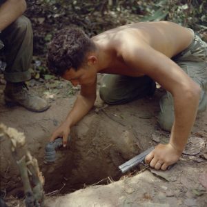 Le sergent Ronald H. Payne entre dans un tunnel à la recherche de Viêt-congs avec une lampe de poche et un pistolet M1911 en 1967.